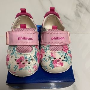 Stride Rite Made 2 play shoes size 4M.
